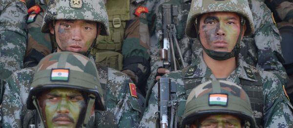 Soldiers from the Indian Army and People's Liberation Army (PLA) sit together after participating in an anti-terror drill during the Sixth India-China Joint Training exercise Hand in Hand 2016 at HQ 330 Infantry Brigade, in Aundh in Pune district, some 145km southeast of Mumbai, on November 25, 2016 - Sputnik International