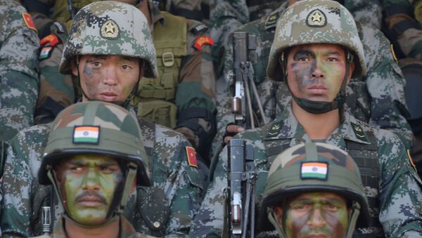 Soldiers from the Indian Army and People's Liberation Army (PLA) sit together after participating in an anti-terror drill during the Sixth India-China Joint Training exercise Hand in Hand 2016 at HQ 330 Infantry Brigade, in Aundh in Pune district, some 145km southeast of Mumbai, on November 25, 2016 - Sputnik International