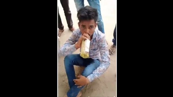 Video of a man forced to drink urine goes viral - Sputnik International