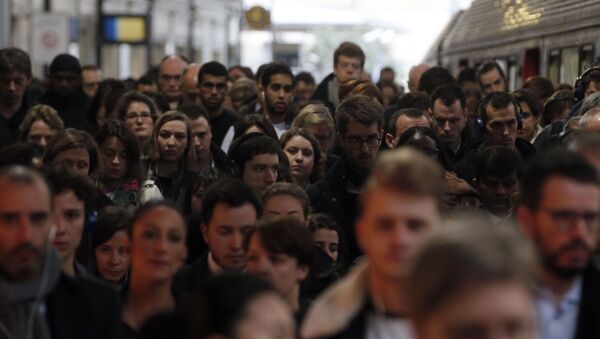 Crowds of commuters during a strike in France in 2018 - Sputnik International