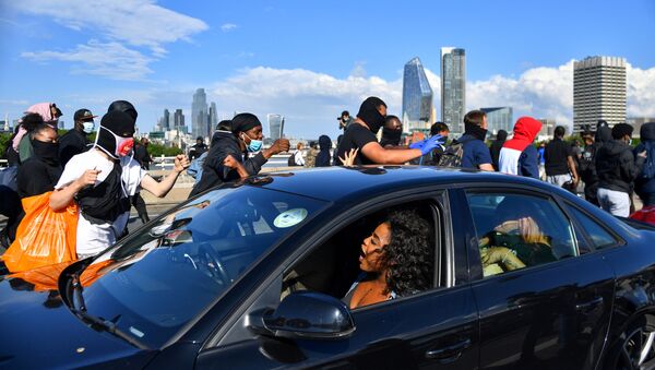 Protesters walk past a car on the Waterloo Bridge during a Black Lives Matter protest following the death of George Floyd in Minneapolis police custody, in London, Britain, June 13, 2020 - Sputnik International