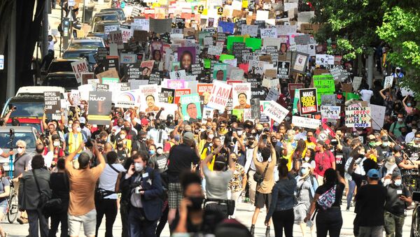 Demonstrators march during a protest against racial inequality and the death of Rayshard Brooks in Atlanta, Georgia, U.S. June 15, 2020 - Sputnik International