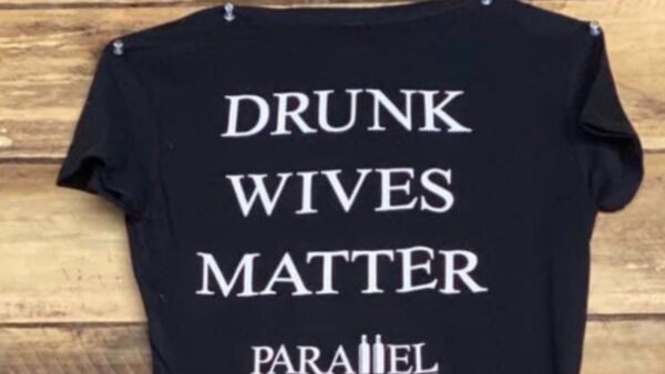 Photo: US Bar Owner Apologizes After ‘Drunk Wives Matter’ Shirt Causes Uproar - Sputnik International