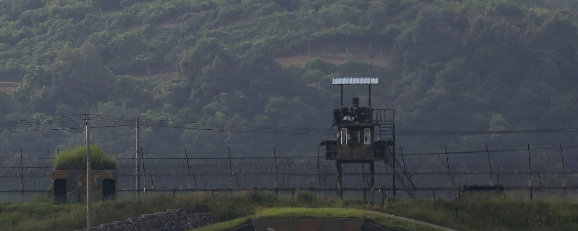 Military guard posts of North Korea, rear, and South Korea, foreground, are seen in Paju, at the border with North Korea, South Korea, Tuesday, June 16, 2020 - Sputnik International, 1920, 26.09.2021