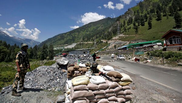 India's Border Security Force (BSF) soldiers stand guard at a checkpoint along a highway leading to Ladakh, at Gagangeer in Kashmir's Ganderbal district June 17, 2020 - Sputnik International