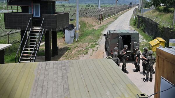 South Korean soldiers gather near a guard post in a sideline of Imjingak peace park in the border city of Paju on June 17, 2020 - Sputnik International