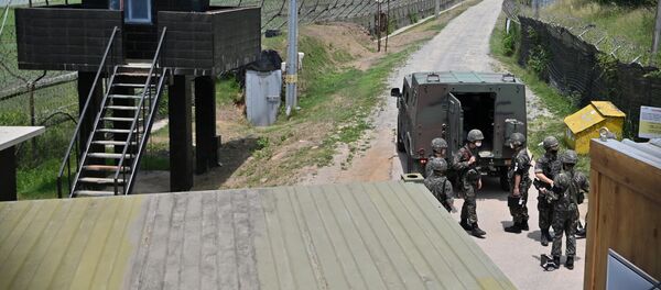 South Korean soldiers gather near a guard post in a sideline of Imjingak peace park in the border city of Paju on June 17, 2020 - Sputnik International