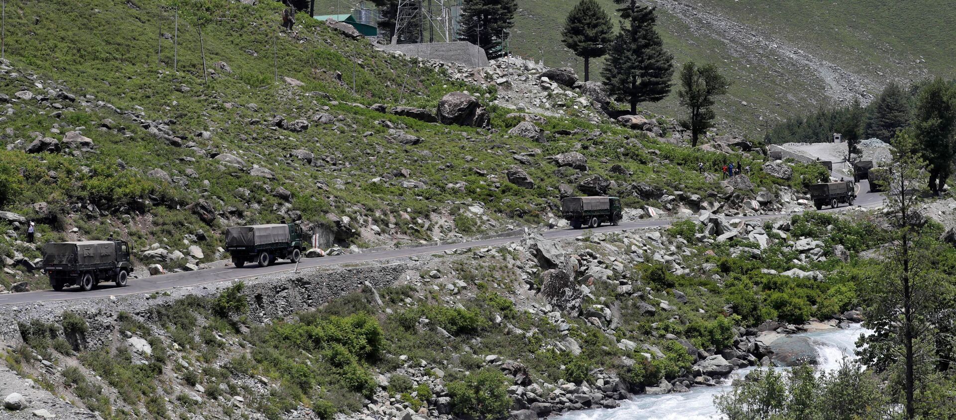 Indian army trucks move along a highway leading to Ladakh, at Gagangeer in Kashmir's Ganderbal district June 17, 2020 - Sputnik International, 1920, 18.06.2020