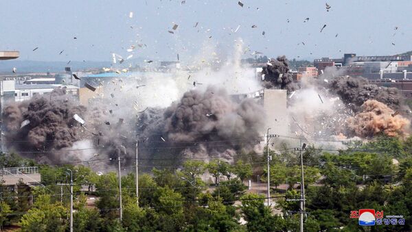 A view of an explosion of a joint liaison office with South Korea in border town Kaesong, North Korea in this picture supplied by North Korea's Korean Central News Agency (KCNA) on June 16, 2020 - Sputnik International