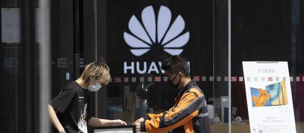 A delivery man hands over drinks near a Huawei retail store in Beijing on Monday, May 18, 2020 - Sputnik International