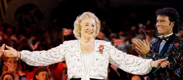 FILE PHOTO: Dame Vera Lynn receives the applause from the audience and fellow performer Cliff Richard during a concert in Hyde Park in London, Britain May 6, 1995 commemorating the 50th anniversary of the end of the second world war in Europe. FILE PHOTO: Dame Vera Lynn receives the applause from the audience and fellow performer Cliff Richard during a concert in Hyde Park in London, Britain May 6, 1995 commemorating the 50th anniversary of the end of the second world war in Europe. - Sputnik International