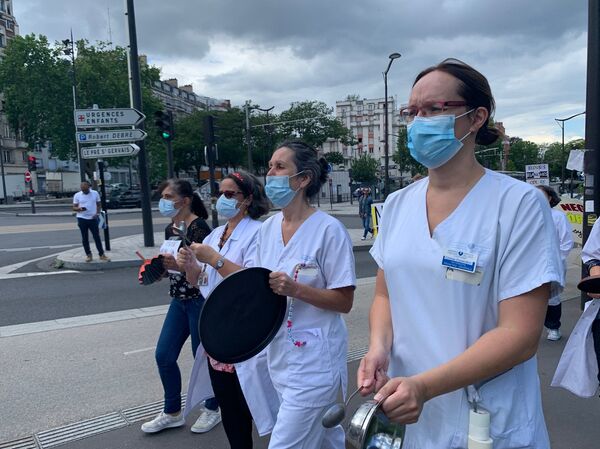 Disgruntled Medical Workers Hold New Round of Weekly Protests in Front of Hospital in Paris - Video Disgruntled Medical Workers Hold New Round of Weekly Protests in Front of Hospital in Paris - Video - Sputnik International