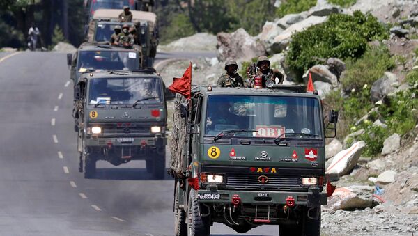 An Indian Army convoy moves along a highway leading to Ladakh, at Gagangeer in Kashmir's Ganderbal district June 18, 2020 - Sputnik International