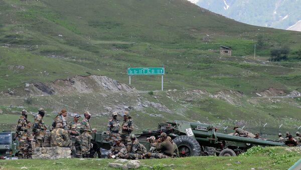 Indian army soldiers rest next to artillery guns at a makeshift transit camp before heading to Ladakh, near Baltal, southeast of Srinagar, June 16, 2020.  - Sputnik International