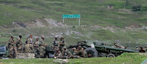 Indian army soldiers rest next to artillery guns at a makeshift transit camp before heading to Ladakh, near Baltal, southeast of Srinagar, June 16, 2020.  - Sputnik International
