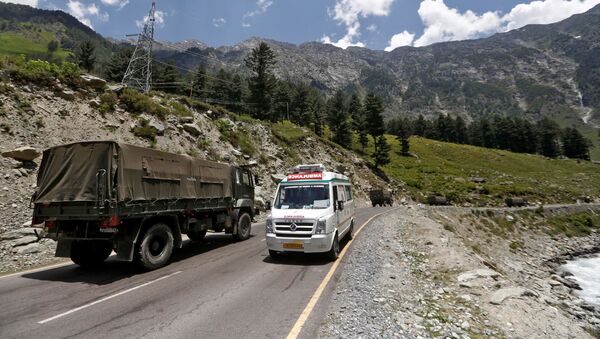 An ambulance moves past an Indian Army convoy along a highway leading to Ladakh, at Gagangeer in Kashmir's Ganderbal district June 18, 2020. - Sputnik International