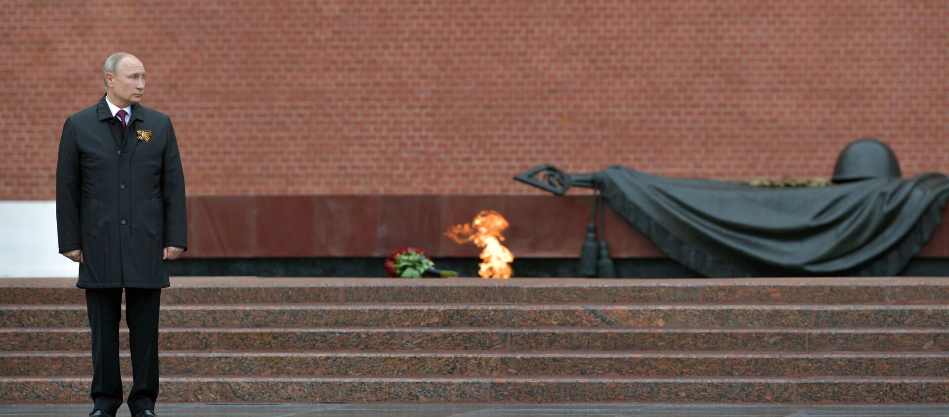Russian President Vladimir Putin on the ceremony of laying flowers on the Unknown Soldier's Grave, Alexander Garden, 9 May 2020 - Sputnik International, 1920, 18.06.2020
