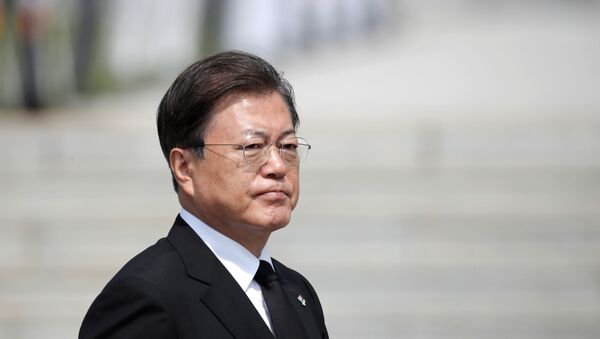 South Korean President Moon Jae-in arrives for a Memorial Day ceremony at the national cemetery in Daejeon, South Korea, June 6, 2020 - Sputnik International