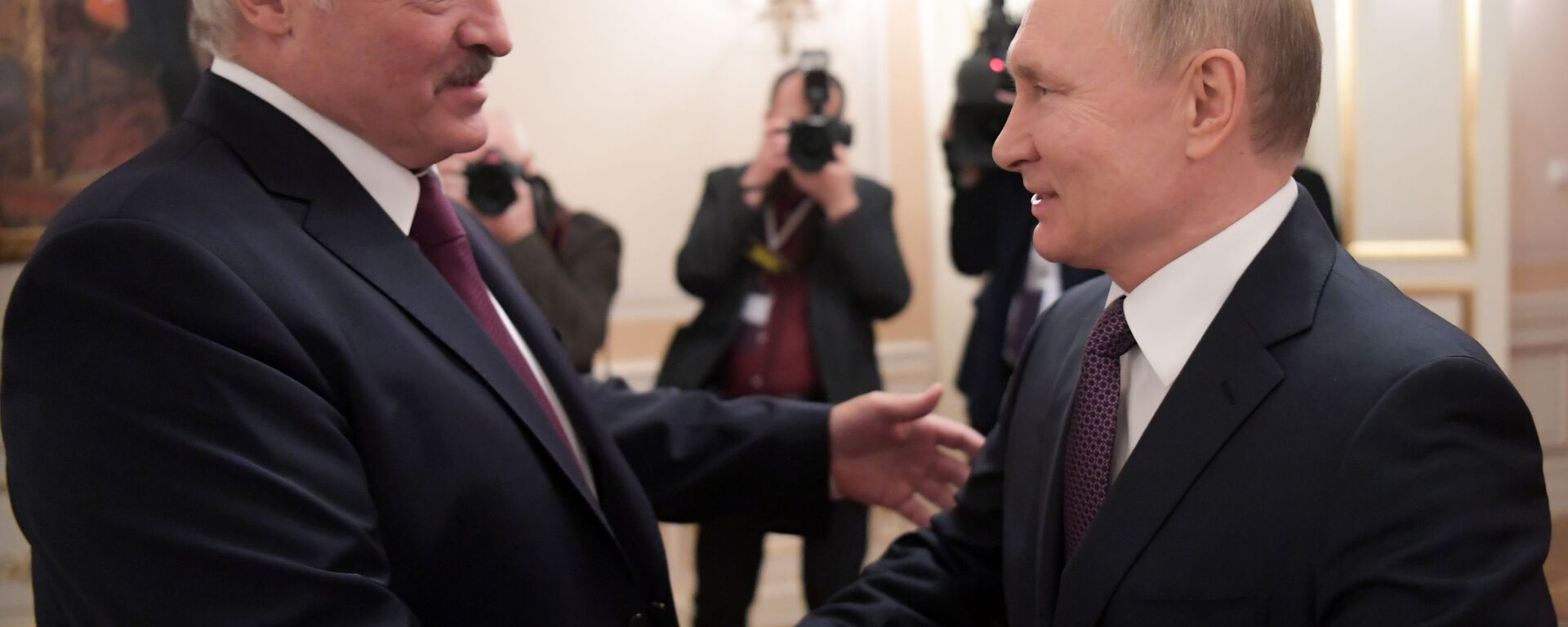 Russian President Vladimir Putin shakes hands with Belarusian President Alexander Lukashenko during a meeting, in St. Petersburg, Russia - Sputnik International, 1920, 06.04.2023