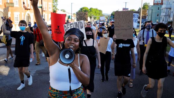 Shannon Greaves helps lead a Juneteenth Awareness Walk to demonstrate against racial inequality in the aftermath of the death in Minneapolis police custody of George Floyd, in Boston, Massachusetts, U.S., June 18, 2020 - Sputnik International
