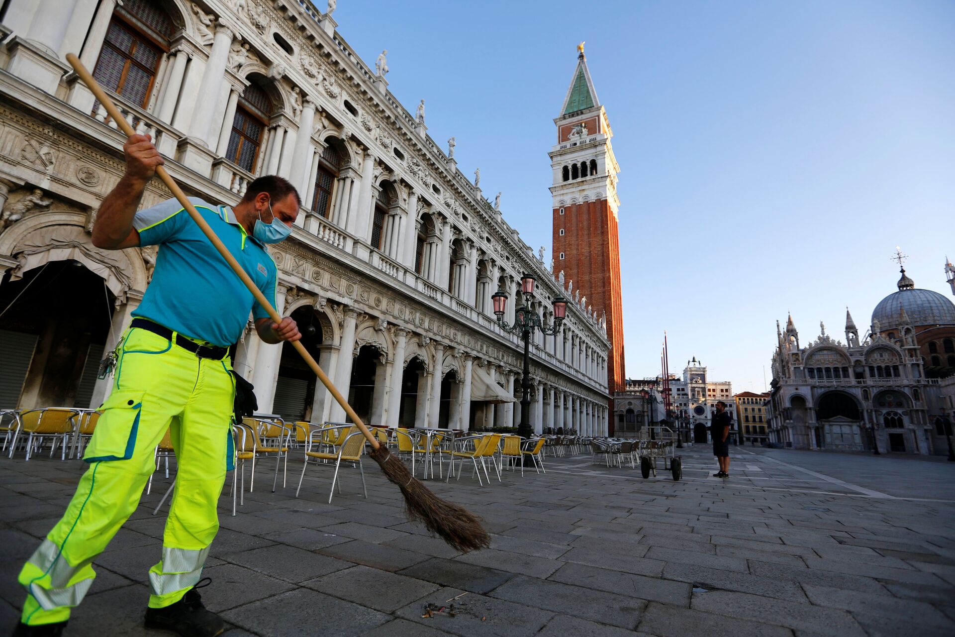 A city worker cleans the Piazzetta next to St. Mark's Square, amid the coronavirus disease (COVID-19) outbreak, in Venice, Italy June 19, 2020 - Sputnik International, 1920, 04.12.2021
