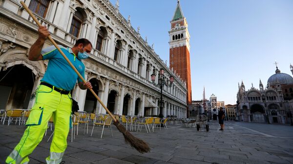 A city worker cleans the Piazzetta next to St. Mark's Square, amid the coronavirus disease (COVID-19) outbreak, in Venice, Italy June 19, 2020 - Sputnik International