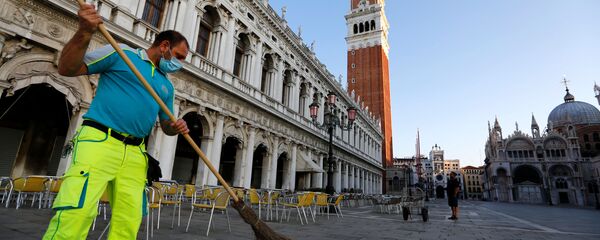A city worker cleans the Piazzetta next to St. Mark's Square, amid the coronavirus disease (COVID-19) outbreak, in Venice, Italy June 19, 2020 - Sputnik International