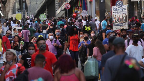 People walk at a popular shopping street amid the coronavirus disease (COVID-19) outbreak, in Sao Paulo, Brazil, June 19, 2020. - Sputnik International