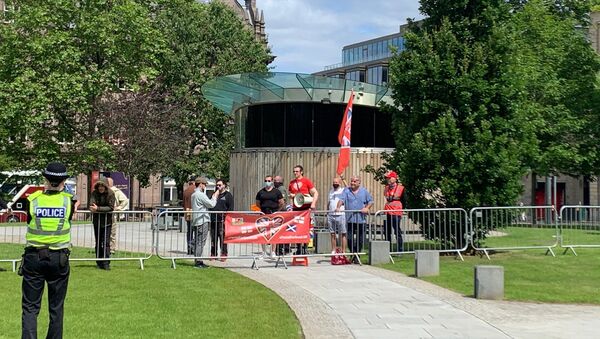 A Force For Good counter-protestors gather at the Melville Monument in St Andrew's Square - Sputnik International