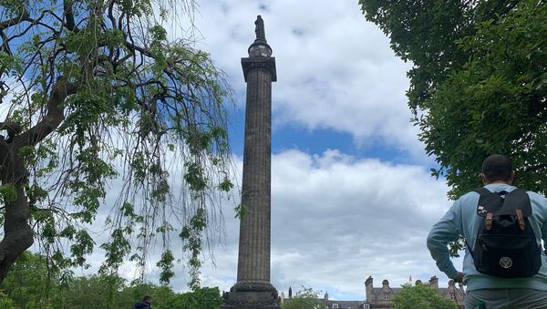 Demonstrators demand the removal of Henry Dundas statue in St Andrew's Square in Edinburgh - Sputnik International