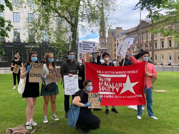 BLM Demonstrators in St Andrews Square Demand Removal of Melville Monument BLM Demonstrators in St Andrews Square Demand Removal of Melville Monument - Sputnik International