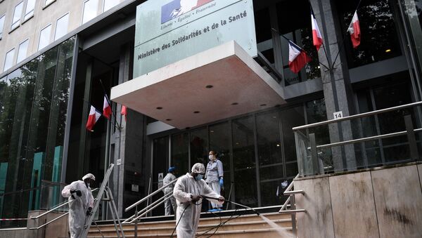 Employers clean the entrance of the  French Health Ministry soiled by red paint after French activists of Attac stage a protest in support of medical workers outside the Ministry in Paris on June 20, 2020.  - Sputnik International