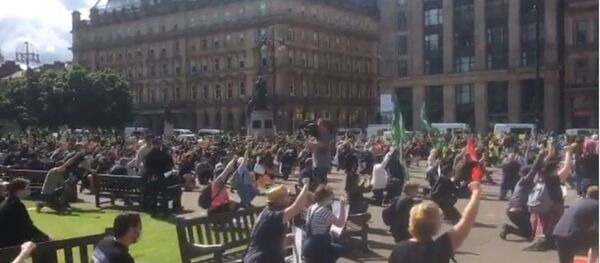 Hundreds of people turned up to an anti-racism rally in Glasgow city centre on Saturday, despite warnings to stay at home due to lockdown restrictions. - Sputnik International