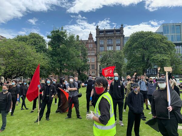 BLM Demonstrators in St Andrews Square Demand Removal of Melville Monument BLM Demonstrators in St Andrews Square Demand Removal of Melville Monument - Sputnik International