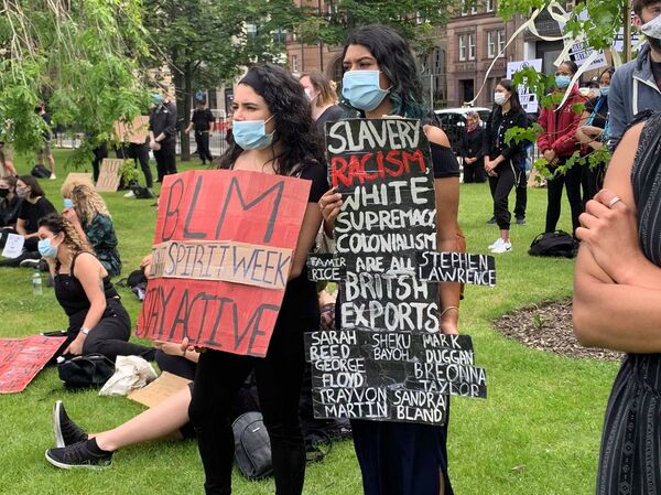 BLM Demonstrators in St Andrews Square Demand Removal of Melville Monument BLM Demonstrators in St Andrews Square Demand Removal of Melville Monument - Sputnik International