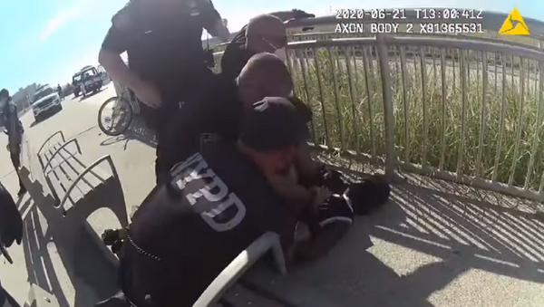 A screenshot of a video from a body camera shows a group of New York Police Department (NYPD) officers arresting an African-American man in Far Rockaway, Queens, New York, on Sunday 21.06.2020. - Sputnik International