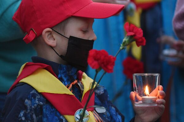 Candlelight Vigils Held Throughout Russia Honouring Fallen Heroes of Great Patriotic War - Sputnik International