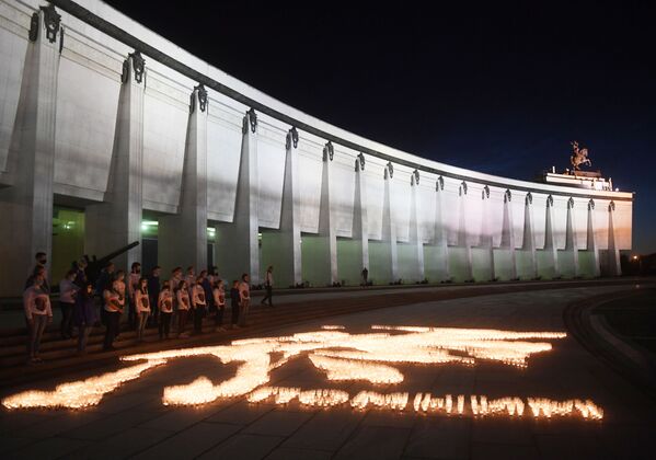 Candlelight Vigils Held Throughout Russia Honouring Fallen Heroes of Great Patriotic War - Sputnik International