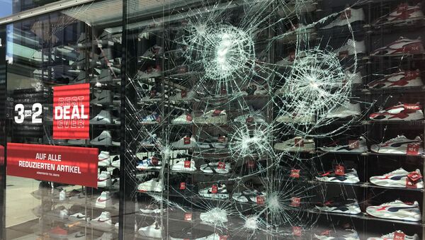 A smashed window is seen in Stuttgart's main shopping street after a group of looters smashed several windows in Stuttgart, Germany, June 21, 2020 - Sputnik International