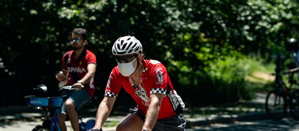 A man wearing a protective mask rides a bicycle in Central Park, the day before the city starts phase two of reopening after the lockdown due to the coronavirus disease (COVID-19), in the Manhattan borough of New York City, U.S., June 21, 2020. A man wearing a protective mask rides a bicycle in Central Park, the day before the city starts phase two of reopening after the lockdown due to the coronavirus disease (COVID-19), in the Manhattan borough of New York City, U.S., June 21, 2020. - Sputnik International