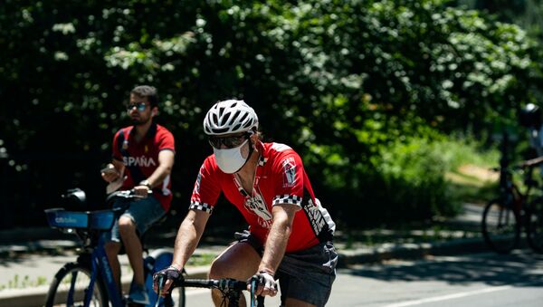 A man wearing a protective mask rides a bicycle in Central Park, the day before the city starts phase two of reopening after the lockdown due to the coronavirus disease (COVID-19), in the Manhattan borough of New York City, U.S., June 21, 2020.  - Sputnik International
