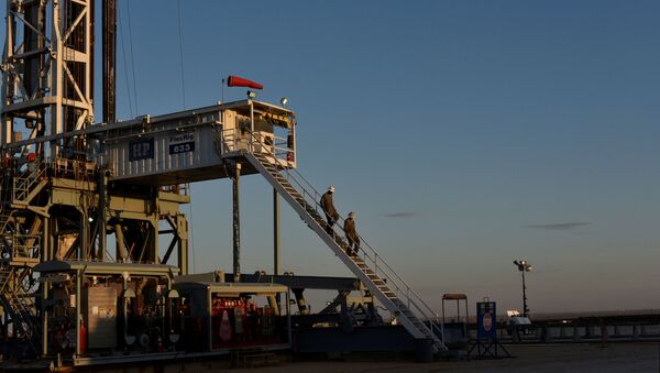 A drilling crew leaves the rig at the end of their shift on a lease owned by Parsley Energy in the Permian Basin near Midland, Texas U.S. August 24, 2018. Picture taken August 24, 2018 - Sputnik International