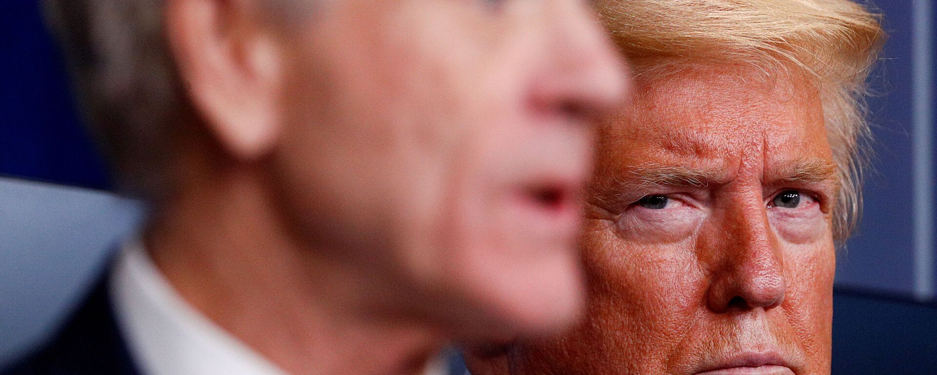 U.S. President Donald Trump listens as White House Director of Trade and Marketing Policy Peter Navarro addresses the daily coronavirus response briefing at the White House in Washington, U.S., April 2, 2020. - Sputnik International, 1920, 05.01.2022