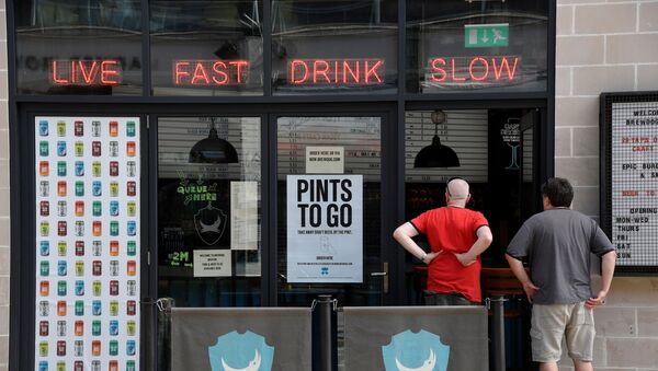 Two men queue up to buy takeaway beer at a London pub - Sputnik International