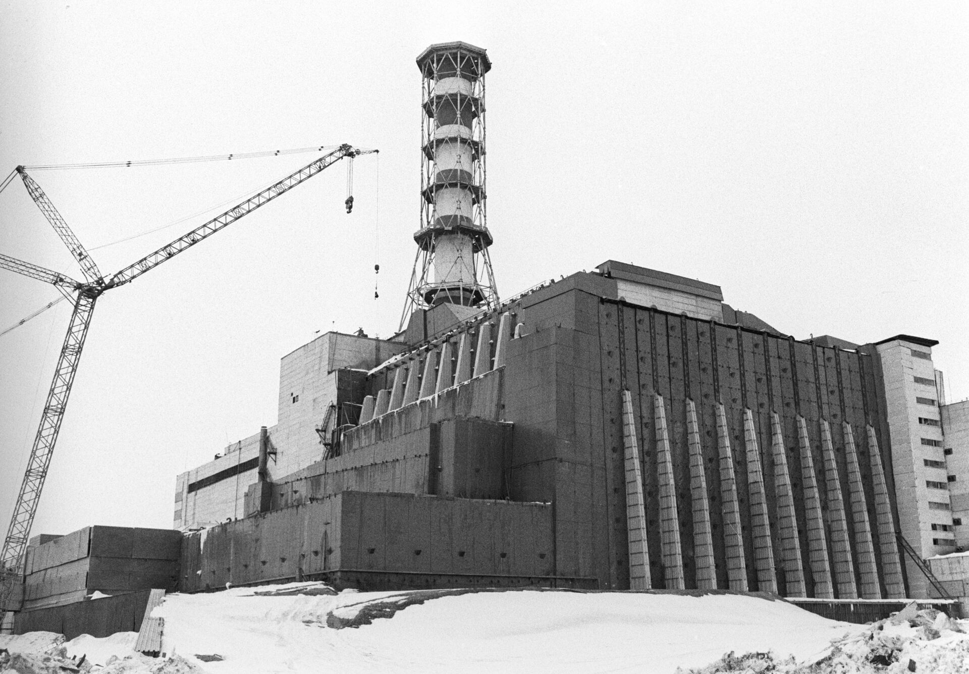 Completed sarcophagus over Reactor Number 4 of the Chernobyl Nuclear Power Plant. 1 January 1987. - Sputnik International, 1920, 23.02.2022