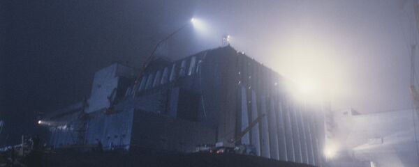 Workers completing the massive sarcophagus over the Chernobyl Nuclear Power Plant's destroyed Reactor Number 4, October 31, 1986. Workers completing the massive sarcophagus over the Chernobyl Nuclear Power Plant's destroyed Reactor Number 4, October 31, 1986. - Sputnik International