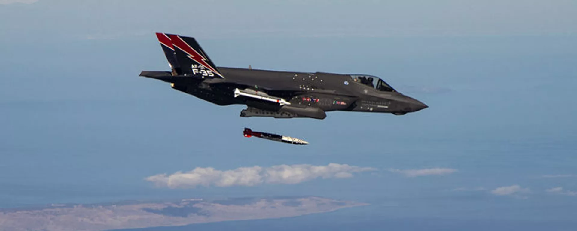 F-35A wystrzeliwuje amunicję podczas lotu testowego samolotu o podwójnej zdolności (DCA) na niebie nad bazą sił powietrznych Edwards w Kalifornii, 6 lutego 2020 r. - Sputnik International, 1920, 31.08.2023