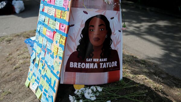 A portrait of Breonna Taylor is posted to a pole beside messages on sticky notes as protesters establish what they call an autonomous zone while continuing to protest against racial inequality and call for a defunding of Seattle police, in Seattle, Washington, U.S. June 10, 2020. REUTERS/Lindsey Wasson - Sputnik International