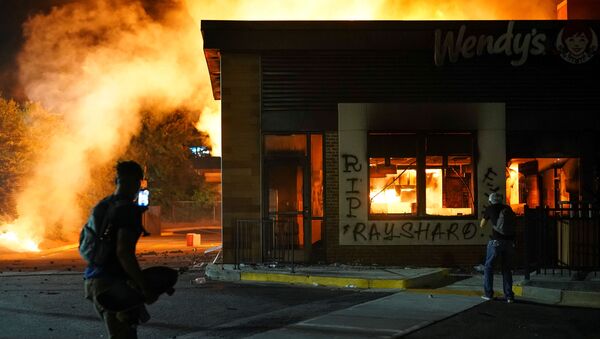 A Wendy’s burns following a rally against racial inequality and the police shooting death of Rayshard Brooks, in Atlanta, Georgia, U.S. June 13, 2020. - Sputnik International