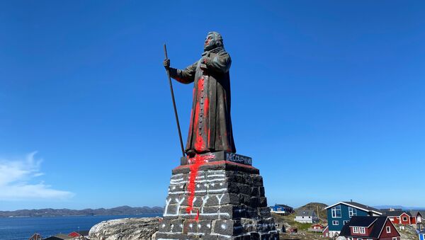 The statue of Hans Egede is seen after being vandalized in Nuuk, Greenland June 21, 2020.  - Sputnik International